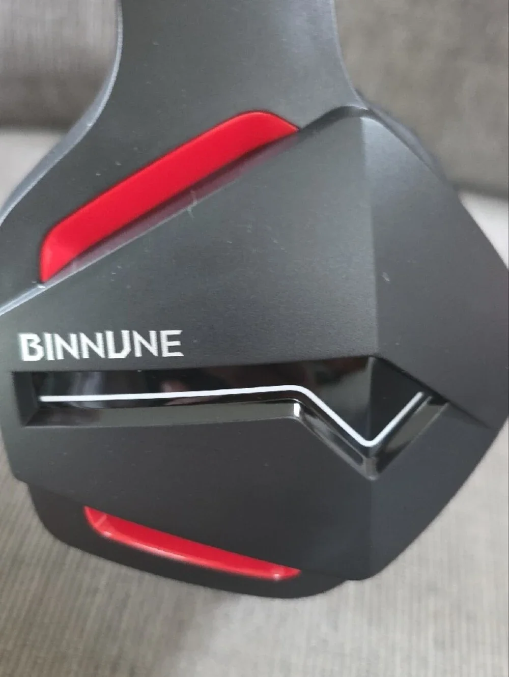 Binnune Black and Red Wireless Gaming Headset BW01, New In Box.